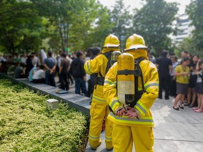 软管套装教学黄西消防员的后座焦点和面氧气箱的座消防员是教职工他们要逃离高楼大消防车图片