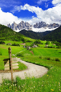 草Dolomites山脉的迷途令人印象深刻的ValdiFunes意大利北部著名的滑雪度假胜地高山农村图片