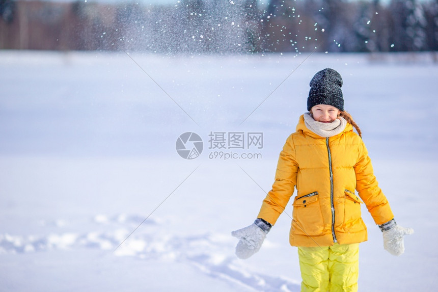 在户外玩雪的小女孩图片