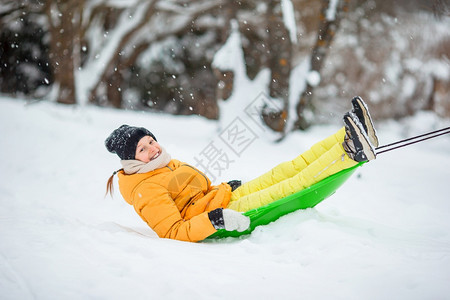 在户外玩雪的小女孩图片