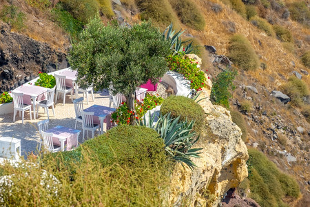 落基山坡边露台天咖啡厅上的希腊圣托里尼岛caldera斜坡咖啡厅休息室夏天旅行图片