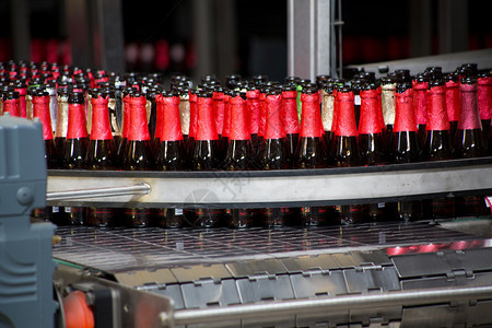 金属压力一种啤酒厂里的组空啤酒瓶图片