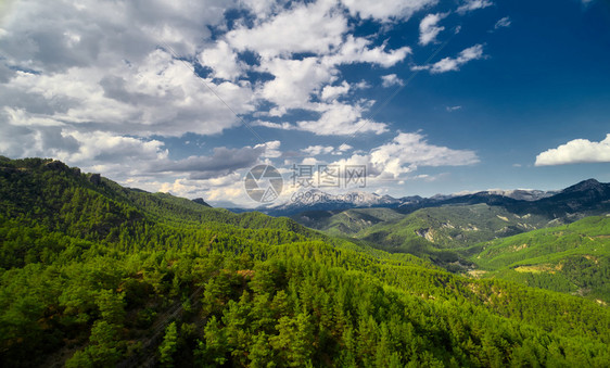 山上天空树的美丽风景山中有树木和云彩娱乐结石阳光图片