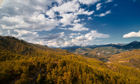 山上天空树的美丽风景山中有树木和云彩阳光日落图片