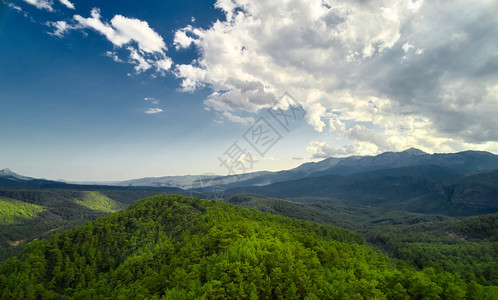 岩石山上天空树的美丽风景山中有树木和云彩夏天高的图片
