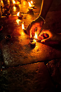祷告瓦拉纳西火焰印度教寺作为宗仪式焚烧油灯的人图片