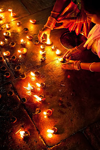 节日喜庆的印度教寺作为宗仪式焚烧油灯的人们图片