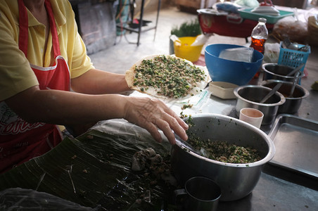 泰国蒸水稻皮或KhaoKriapPakMaw泰国SakonNakhon泰国街头食品有机的热带小吃图片