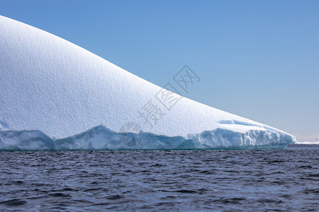 说谎几何学边缘冰山的平滑表面作为三角形与蓝色天空相对图片