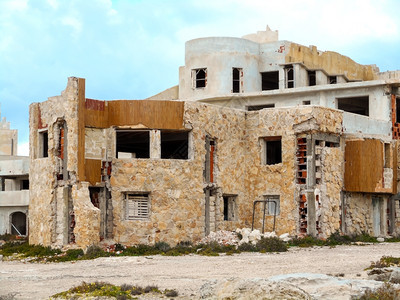 老的西里地中海岸废弃的旧建筑楼海滨屋图片