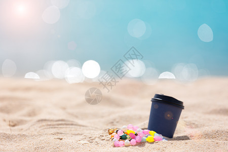 天空白沙滩上妇女戴手镯的咖啡纸杯暑假休息概念松弛喝图片