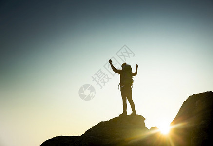 成就天空一种拍摄个男人的手举起享受日落时蒙太教徒的款待图片