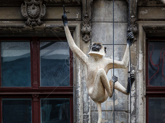 食尸鬼贫穷的德国柏林旧房子与猴雕塑的面孔德语图片