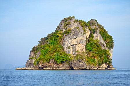 夏天田园诗般的旅游泰国安达曼海高悬崖与树木图片