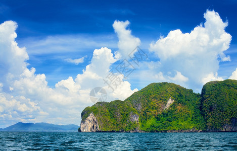 山峰泰国安达曼海高悬崖与树木云镜子图片