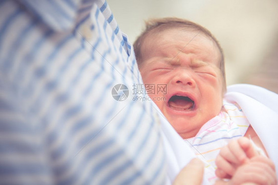 姐牛奶脸婴儿在母亲中哭泣的婴儿拥抱新生和婴健康概念生日和爱母亲主题图片