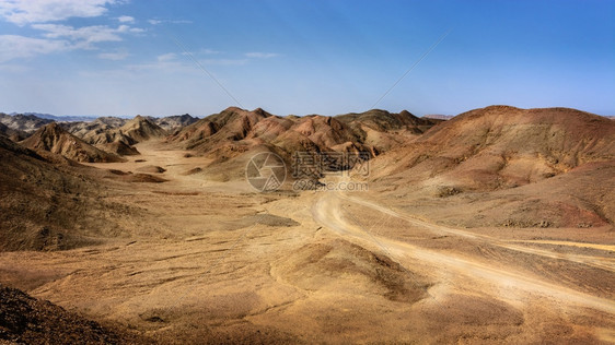 干旱在埃及的石头沙漠中有着许多颜色的美丽山峰和的丘旅行结石图片