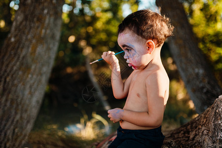 假期俏皮派对小孩在森林上画着他自己的德拉库到万圣节的草原图片