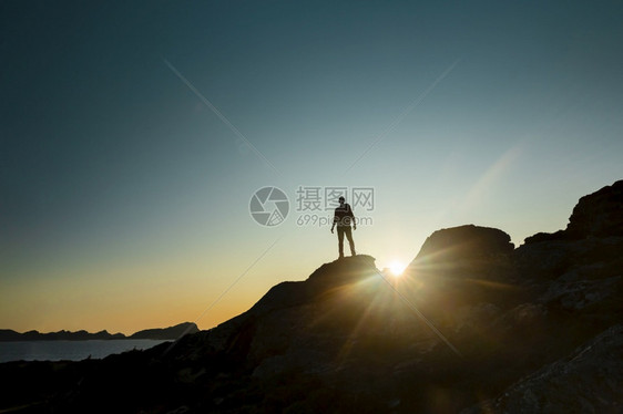 天空勇气坚定的拍摄一个男人在日落时欣赏蒙塔人风景的镜头图片