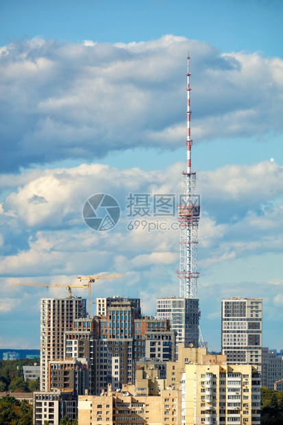 镇户外绿色以城市电视塔和蓝天白云为背景的在建高层新筑垂直图像复制空间以电视塔和蓝天白云为背景的在建高层新筑云图片