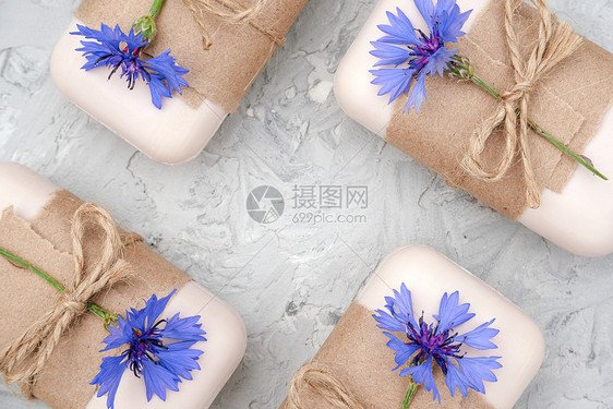 新鲜的平坦手工天然皂套装饰工艺纸天灾和蓝色花朵放图片