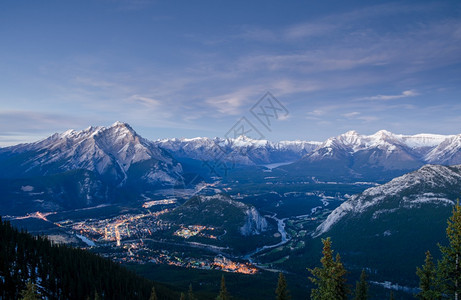 BowValley和Banff山谷镇全景日落风由加拿大Rocky山脉包围位于加拿大艾伯塔省班夫公园来自BanffGondolaS图片