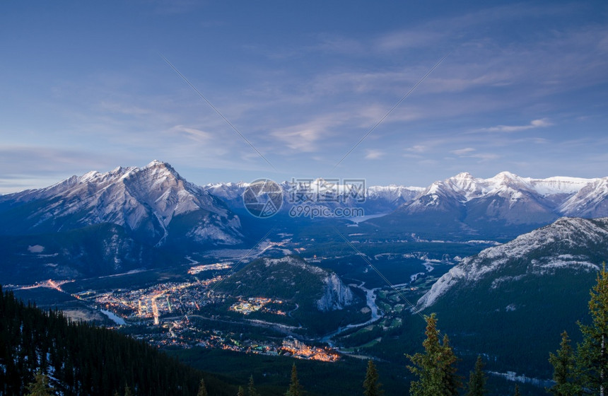 BowValley和Banff山谷镇全景日落风由加拿大Rocky山脉包围位于加拿大艾伯塔省班夫公园来自BanffGondolaS图片