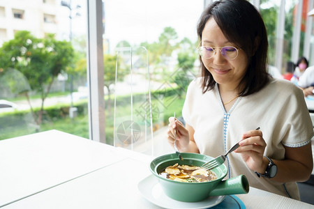 中年女姓呆在家里以塑料板吃饭防止传播社会不安定和保持距离2036