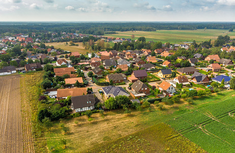 德国北部一个小村庄的鸟瞰图边缘有大片耕地景观草乡村的图片