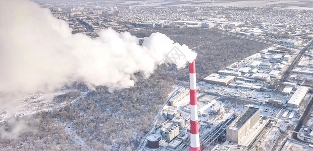 领域在冬季城市吸烟的囱背景上抽取一个热电站烟囱的背景与wi相比吸烟囱背景Wi气候污染图片