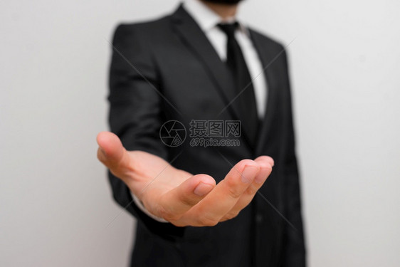 胜利数字留胡子的男穿着正式工作服举起一只手留着胡子的男穿正式工作服举起一只手穿着工作服加领带的男人举起前食指沉默和允许的照片套装图片