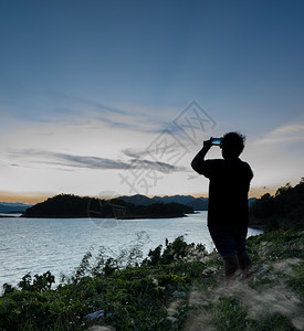 碧武里聪明的水在泰国与智能手机KaengKrachanReservoir上拍摄照片的银光人校对Portnoy图片