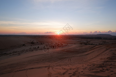 脚印沙漠中日出越南东亚MeiNe的白沙丘风景优美有条纹的图片