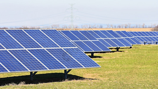 环境的田间太阳能电池板发电厂自然和生态绿色技术的工业和生态概念的太阳图片
