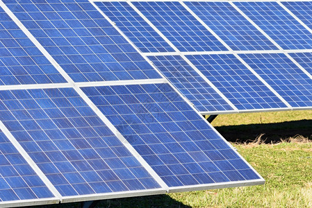 面板景观植物田间太阳能电池板发电厂自然和生态绿色技术的工业和生态概念图片