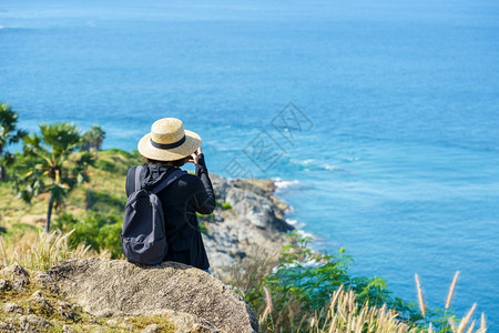 夏天Phromthepcape观点的旅行者在普吉岛以南泰国热带天堂泰国普吉是游客著名的热门旅游目地披头发图片