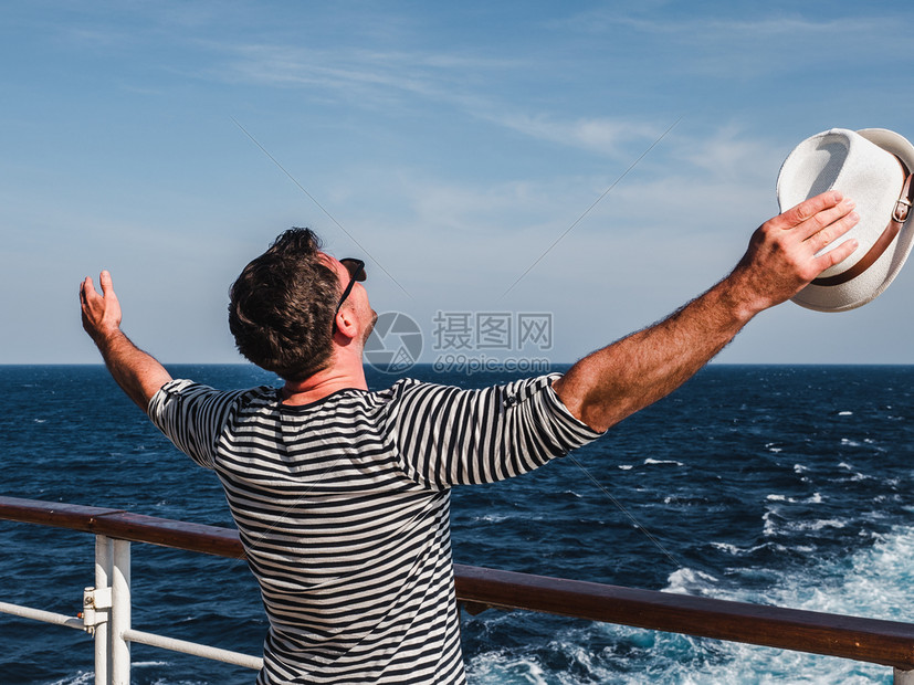 太阳镜吸引人的在游轮空甲板上在海浪背景的舰上微笑人顶端观视休闲特近概念和旅行衬船空甲板上微笑的人幸福图片