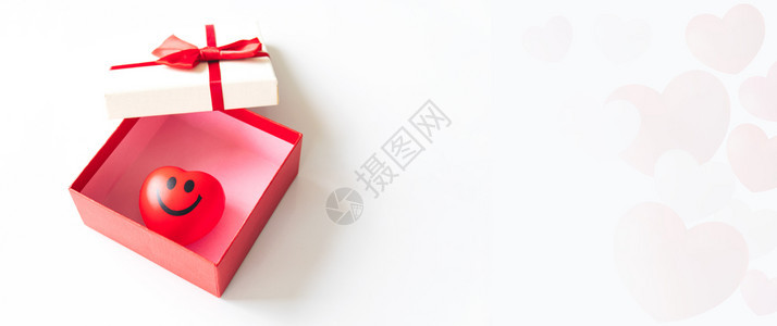 礼物包裹浪漫红色橡胶心脏在礼品盒和带复制空间的白色背景上微笑华伦天人节最佳观众平铺图片