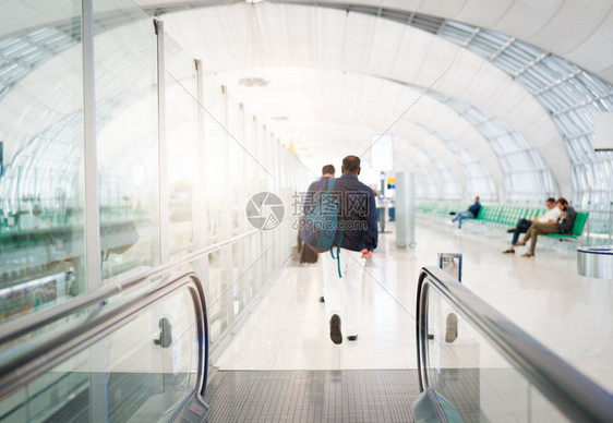 上市内部的手提箱携带旅行袋或李的客在机场终点站行走以进空中旅模糊运动图片