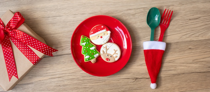 吃木制的假期圣诞快乐有自制饼干叉子和勺在木桌背景的Xmas派对和新年快乐概念图片