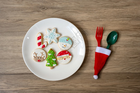 拳击姜饼圣诞快乐有自制饼干叉子和勺在木桌背景的Xmas派对和新年快乐概念服务图片