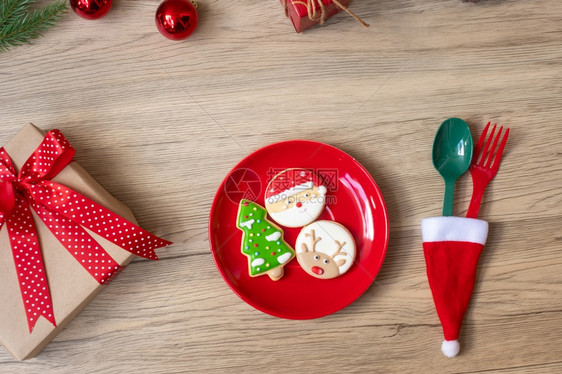 拳击圣诞老人可爱的快乐有自制饼干叉子和勺在木桌背景的Xmas派对和新年快乐概念图片