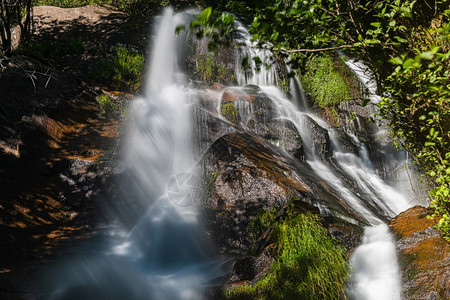 景观葡萄牙弗里韦拉美丽的瀑布长曝光平滑效果凉爽的白色图片
