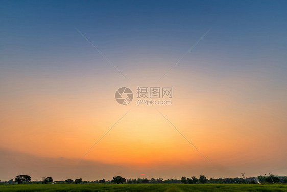 平流层青蓝明亮的夕阳天空在农村切开橙色或多彩的云纹理空气背景中切割橙色质地日出图片