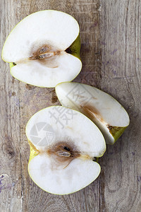木板切成碎片在心脏里腐烂的大梨子种在哪里剪切割板上水果被破坏掉的梨子夏天疾病图片