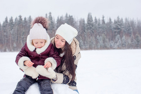 堆雪人的妈妈和女儿图片
