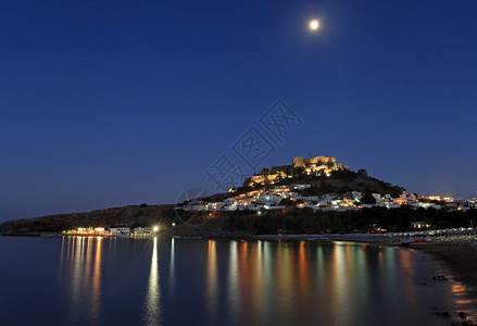 传统的希腊语游客月光下希腊罗得的林多斯图片