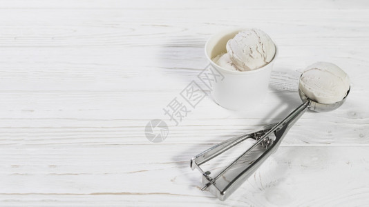 细节圣代碗靠近杯子的冰淇淋球勺高分辨率照片勺与杯子附近的冰淇淋球高品质照片图片
