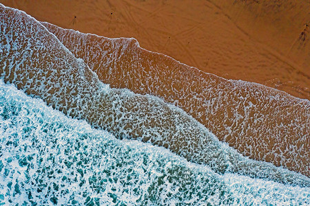 游泳的沿海夏天由浪从亚特兰地的空中飞行图片
