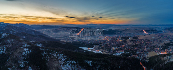 日落时Zakopane和Tatry山脉的空中全景波兰美丽的雪春天图片